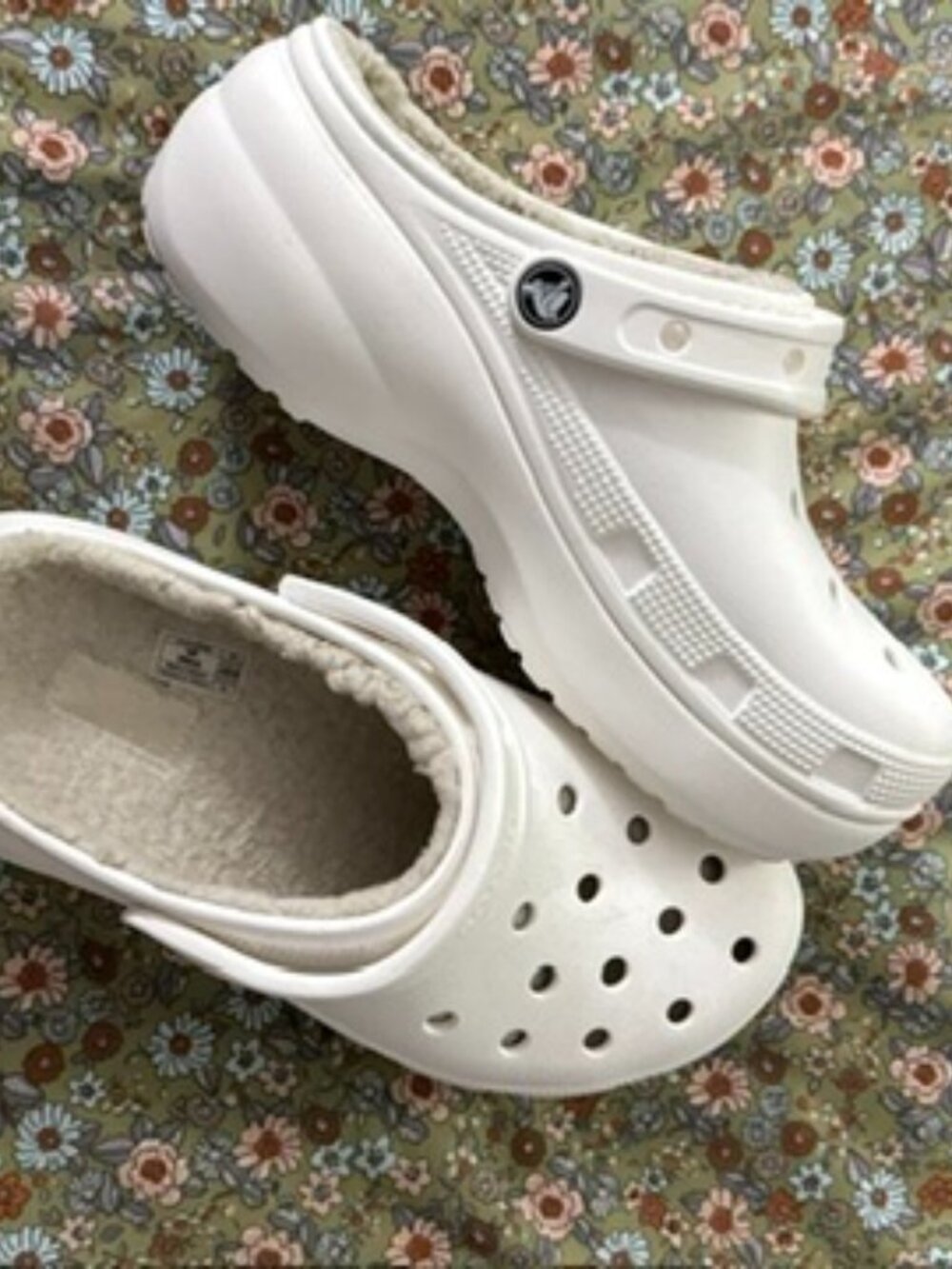 CROCS White Platform with fuzzy lining women size 8